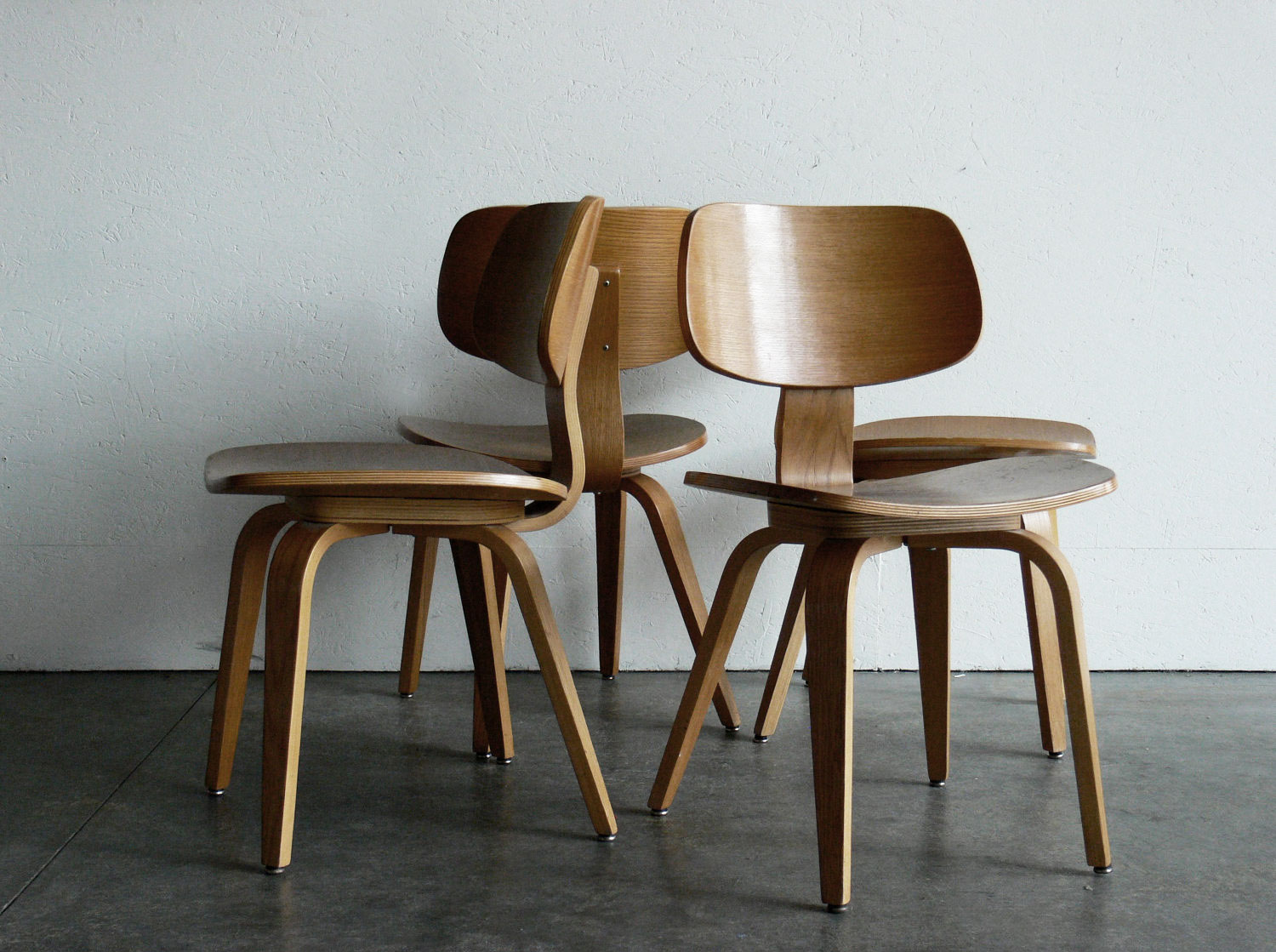 стулья различных стилей. стул ученический цветной. кресло вязаное из дерева. стул surprise calligaris. Red chairs students.