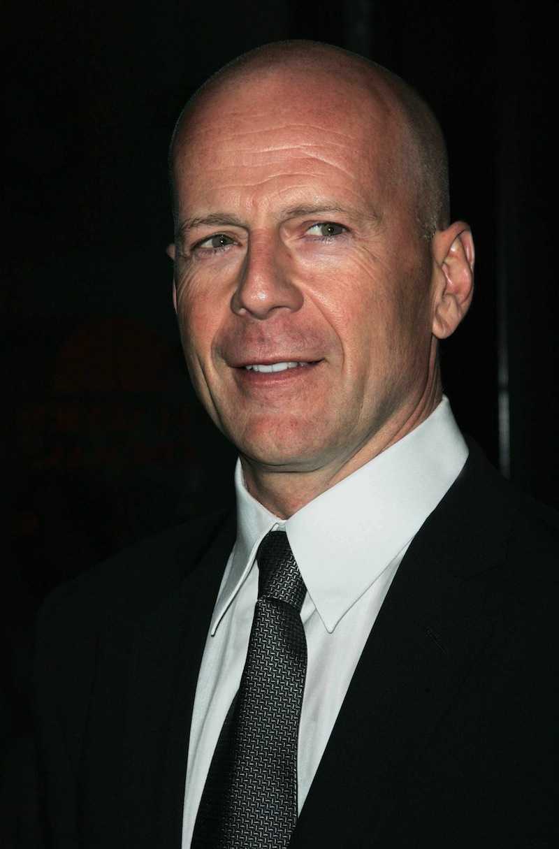 Bruce Willis is bőrdzsekibe jár a fogadásokra…